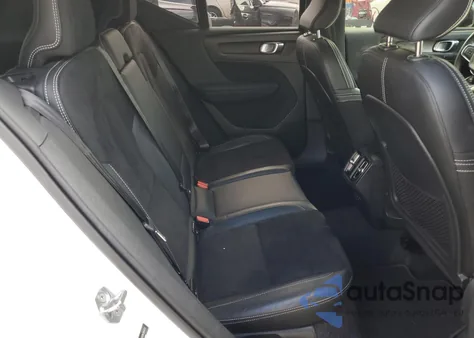 2019 Volvo Xc40 T5 Momentum z USA, uszkodzony, nr VIN YV4162XZ0K2004752